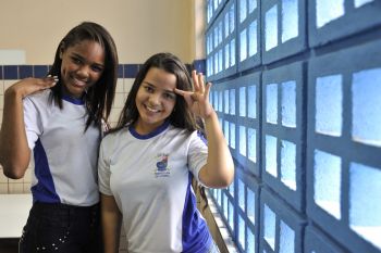 Brunna Ramos e Thallia Lino participam do teatro de alunos surdos em Libras