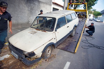 Retirada de carro abandonado em rua de Vitória
