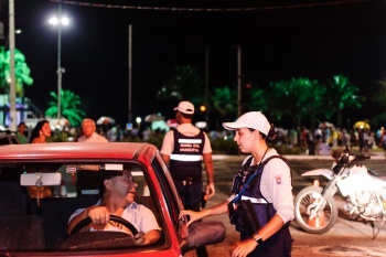 Réveillon 2016 na Praia de Camburi - Guarda Civil Municipal e trânsito nas proximidades do calçadão