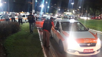 Fiscais da Setran fiscalizando táxis no Sambão do Povo no carnaval