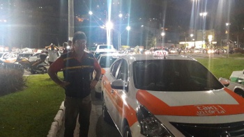 Fiscal da Setran fiscalizando táxis no Sambão do Povo no carnaval