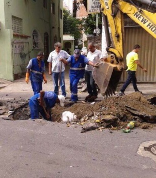 Rede de drenagem rompida é consertada na Rua das Palmeiras, em Itararé