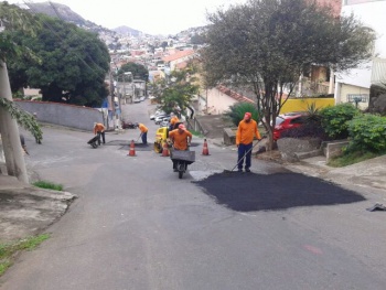 Serviço de tapa buraco foi realizado na Rua Major Osvaldo Cândido Nunes. 2