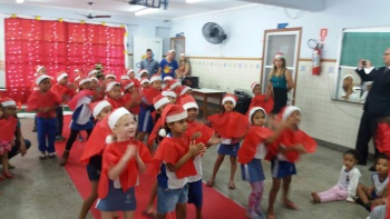 Crianças se apresentam para chegada do Papai Noel no Cmeui Yolanda Lucas da Silva