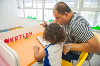 Trabalho de inclusão no CMEI Carlos Alberto Martinelli de Souza com a aluna Ketlen