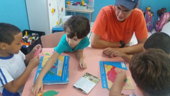 Crianças realizam atividades sobre a importância da água em sala de aula no Cmei Rubens Vervloet