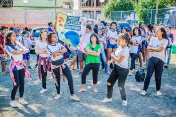alunas fazem representação teatral durante evento em Tabuazeiro