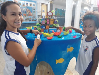 Déborah e Alessa fazem os últimos acertos na exposição na EMEFTI Moacyr Avidos