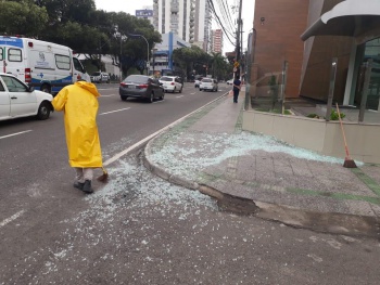 Central de Serviços limpam vidraça destruída pela ventania na Praia do Canto
