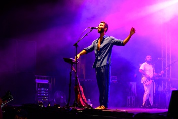 Cantor Silva toca e canta em show em Vitória