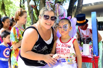 Marcela Junqueira e sua filha Lara participaram da matinê no Parque Moscoso