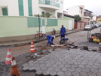 Serviço de pavimentação para contenção de águas pluviais na rua Dr Dório Silva, Mata da Praia