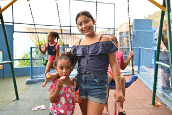 Ana Clara, 11 anos, presente na entrega do parque Kids no bairro Engenharia