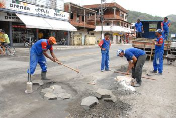 operação tapa-buracos na Avenida Serafim Derenzi