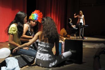 Público assiste apresentação do III Festival Estudantil Ilha em Cena no Teatro Carmélia