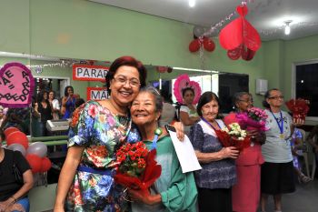 Comemoração de dia das mães no Centro de Convivência da Terceira Idade de Maria Ortiz