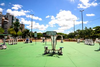 Montagem da Academia dos Idosos na Praça dos Desejos