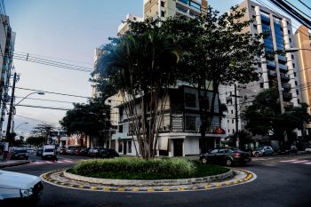 Rotatória no cruzamento das ruas Aleixo Neto x Afonso Claúdio