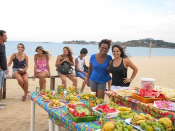 amigas na mesa de frutas do luau de encerramento das oficinas de verão do crj