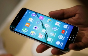 Celular na mão de uma pessoa