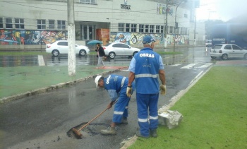 No tapa-buracos a frio o serviço é realizado mesmo com chuva
