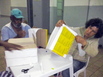 Moradores de rua participam de minicurso de artesanato oferecido pela EJA