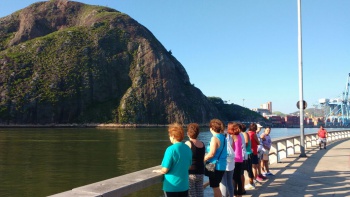 Idosos contemplam o Penedo e o movimento na Beira-Mar