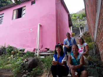 Casa de Cleide Maria Zava depoisdas melhorias habitaicionais e equipe da PMV