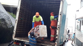 famílias de Santa Teresa são transferidas para abrigo municipal por causa das chuvas