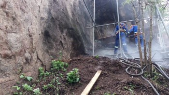 Operários escalam morro para limpar área a ser feita a contenção