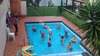 Idosos fazem hidroginástica no CCTI durante o Projeto Verão 2019