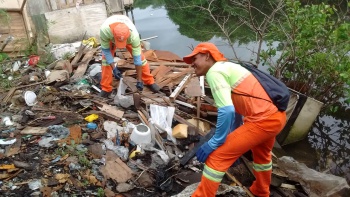 Limpeza de ponto viciado de lixo em Maria Ortiz