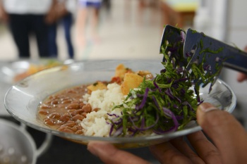 Alunos da EMEF Ceciliano Abel de Almeida em momento de merenda no refeitório