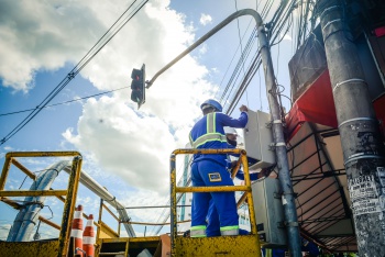 Instalação de novos controladores de semáforos