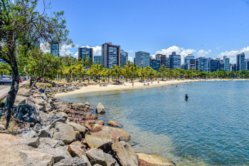 Praia Praça dos Namorados e Iate Clube