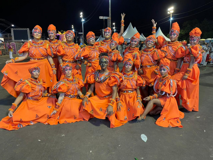 Comissão de Frente representando a ancestralidade africana trazida pela Pega no Samba.