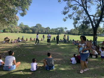 Crianças e famílias no projeto "Pé de Brincadeira", no Parque Pedra da Cebola