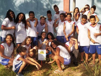Estudantes no projeto "Uma só terra" da Emef Rita de Cássia Oliveira