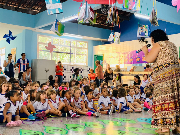 Contação de história lúdica faz a alegria das crianças de Cmei em Monte Belo