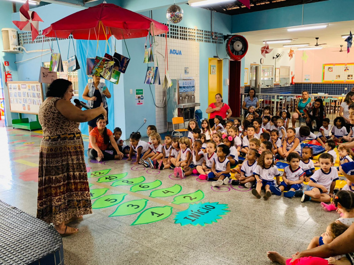 Contação de história lúdica faz a alegria das crianças de Cmei em Monte Belo