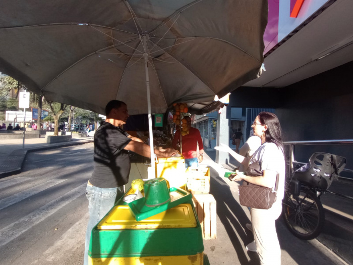 Moradores de Santa Lúcia recebem orientação sobre destinação correta de resíduos
