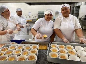 Merendeira Shirley da Rocha Granda (à direita), na cozinha da Emef TI Eunice Pereira Silveira