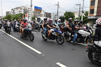 Hide motos Camburi na arena de verão