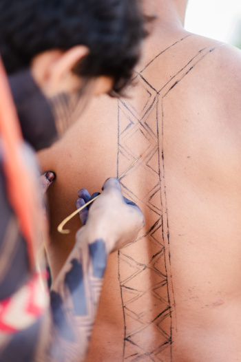 Pintura corporal está entre as atividades dos “Encontros com a Cultura Indígena Guarani e Tupinikim