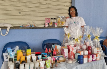 Ivany Galdino vende produtos de beleza na Feira de Mulheres Empreendedoras