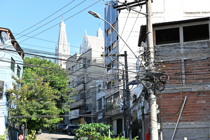 Retirada dos Cabeamentos inutilizados dos postes no Centro de Vitória