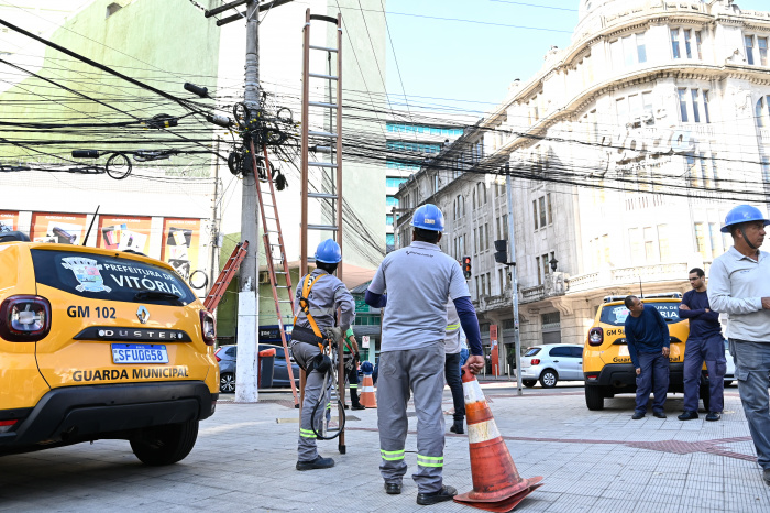 Retirada dos Cabeamentos inutilizados dos postes no Centro de Vitória
