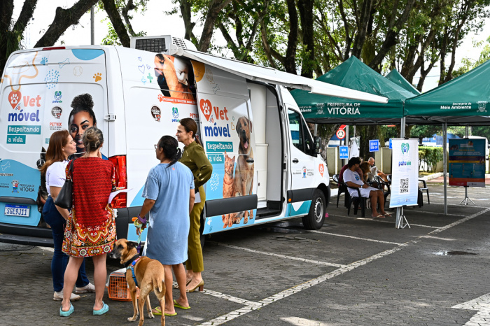 Atendimento do VETMOVEL no Estacionamento da Prefeitura