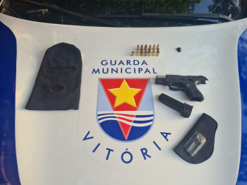 Guarda de Vitória detém motorista dormindo armado dentro do carro