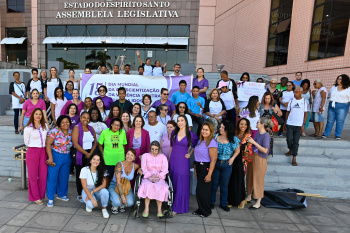 Ação em combate à violência a idosos em frente à Assembleia Legislativa do ES